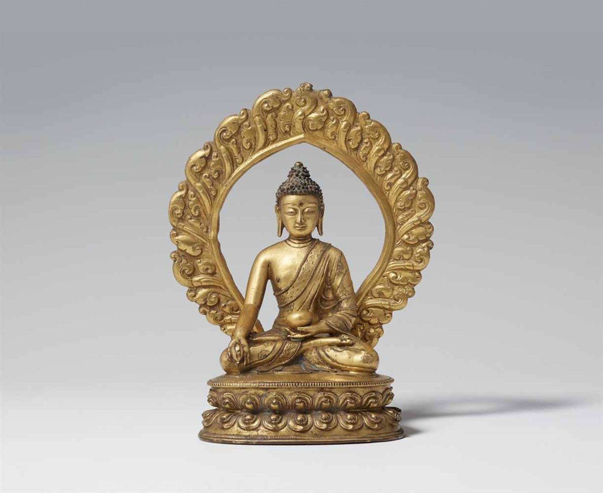 Bhaisajyaguru mit Flammenaureole. Feuervergoldete Bronze. Tibet. 17./18. Jh. In Meditation auf einem