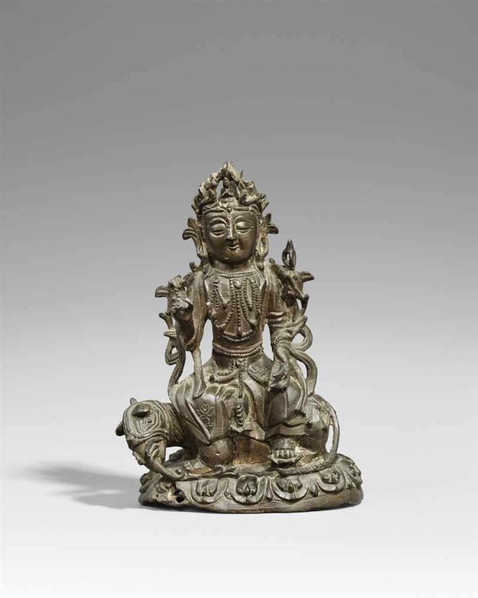 Bodhisattva Samantabhadra (Puxian). Bronze. 17./18. Jh. Mit herabhängenden Beinen auf einem ruhenden