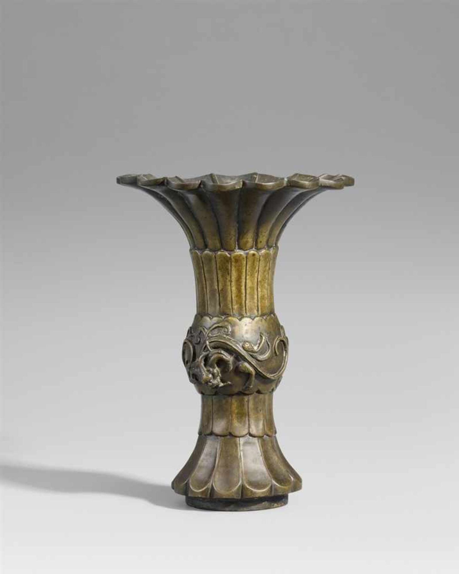 Vase in Blütenkelchform. Bronze. Frühe Qing-Zeit In der Art eines archaischen gu mit