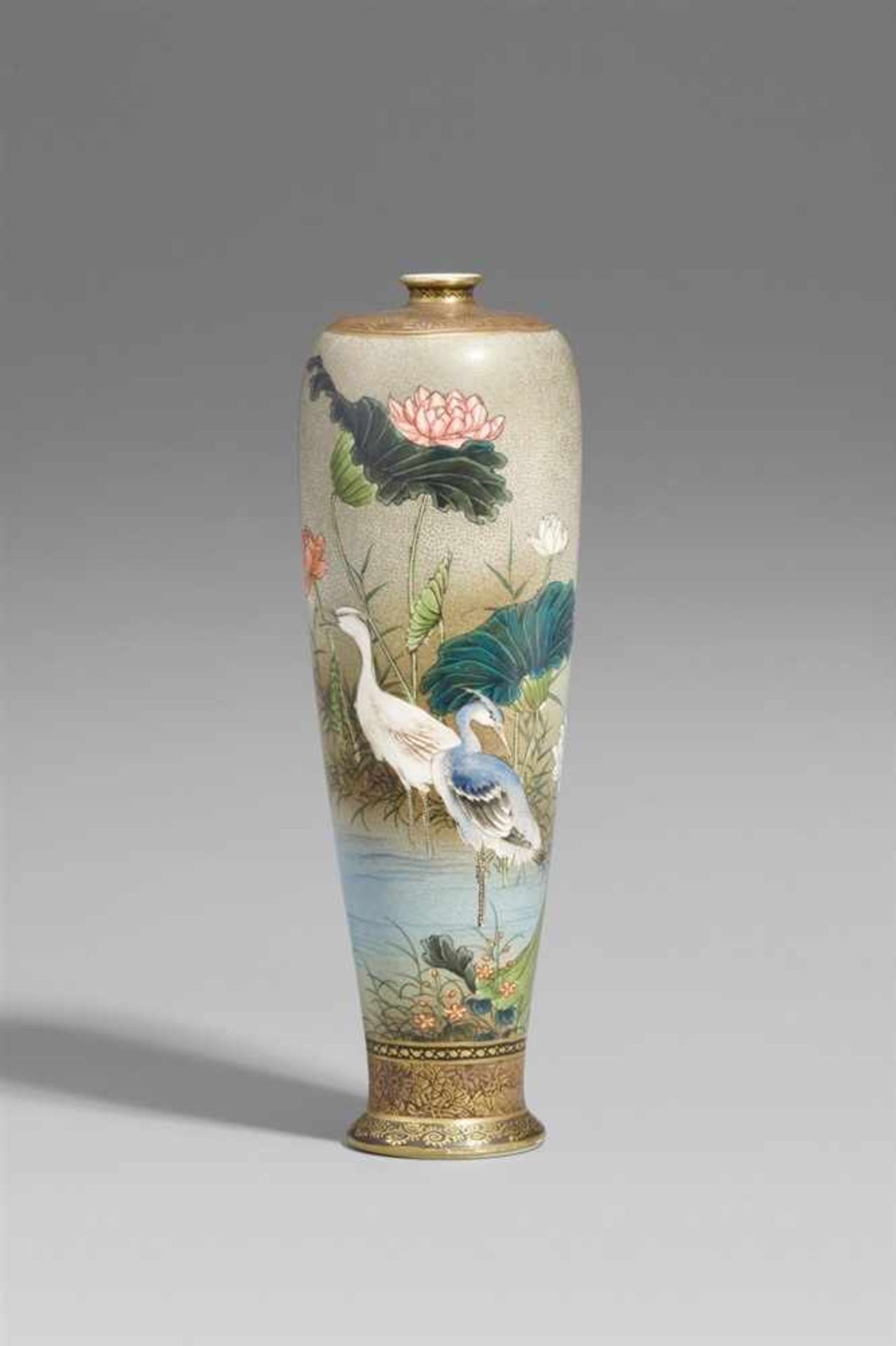 Sehr schlanke Satsuma-Vase. Kyoto. Spätes 19. Jh. Bodenmarke: KinkôzanIn Emailfarben und Gold,