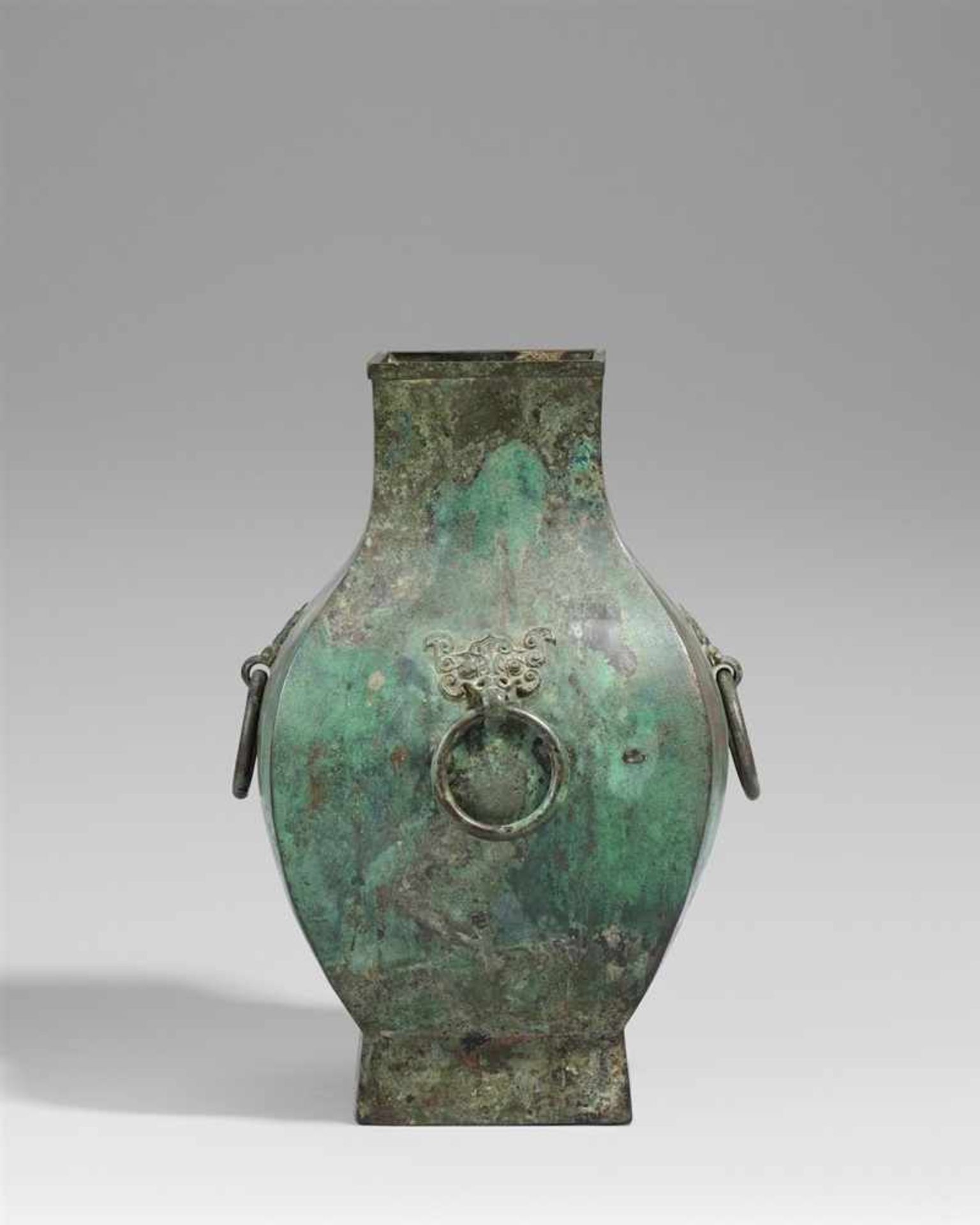 Vierkantige Vase vom Typ fang hu. Bronze. Han-Zeit Auf quadratischem Grundriss bauchiger Korpus