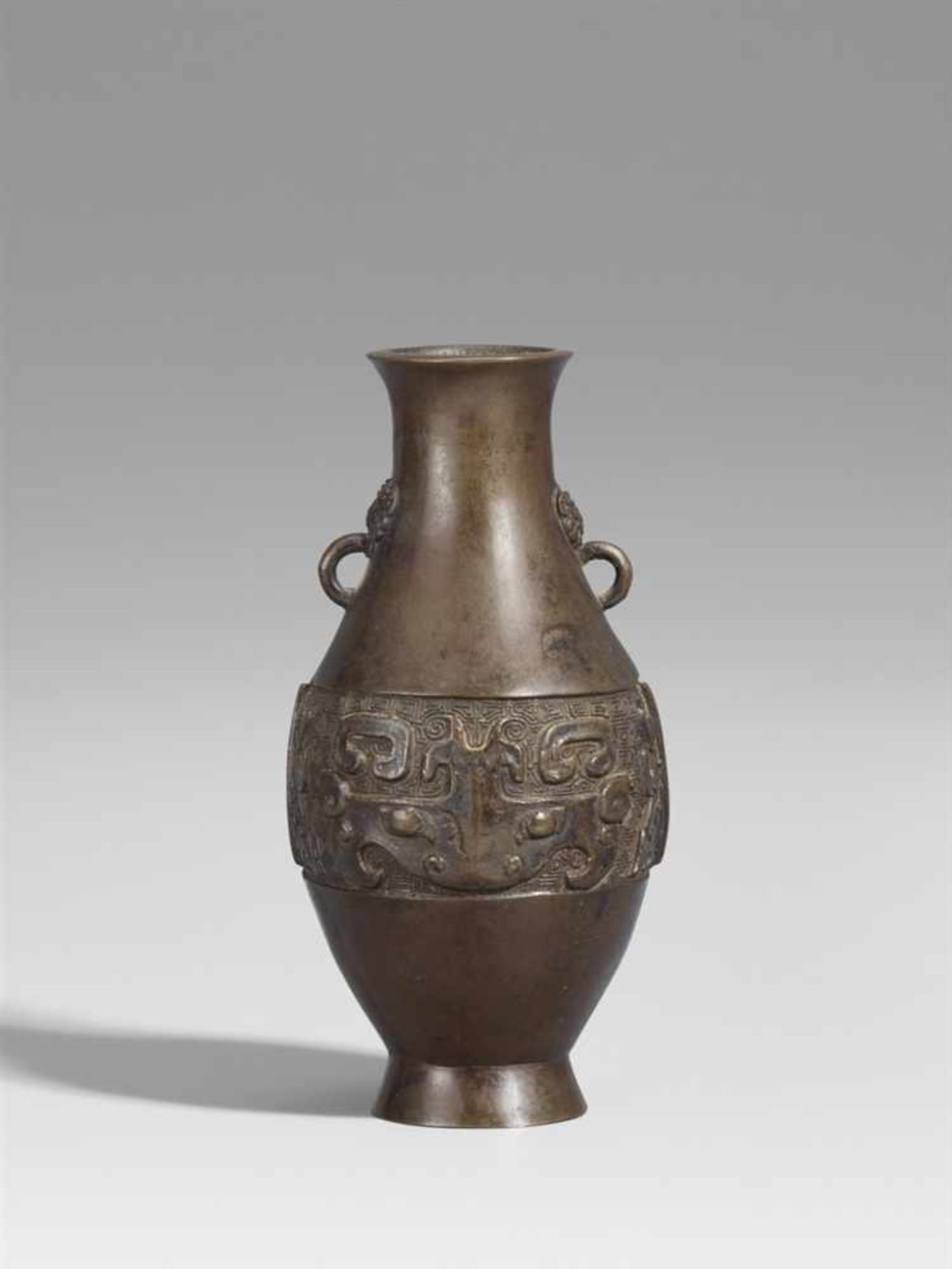 Kleine birnförmige Vase. Bronze. Frühe Qing-Zeit Um die Wandung in Relief ein breites Band mit