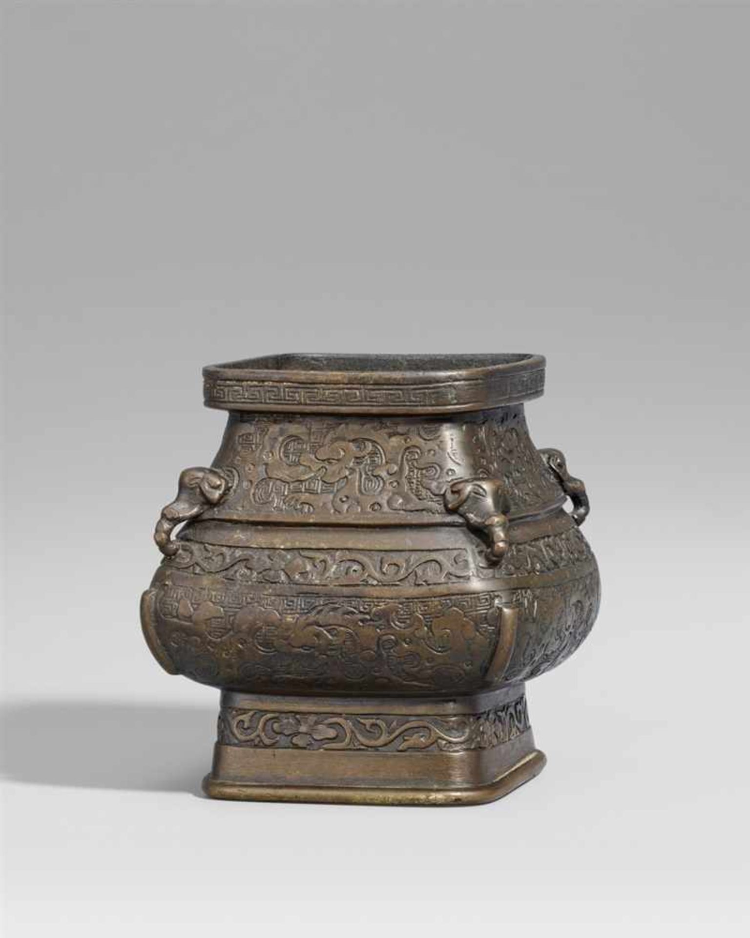 Vierkantvase. Bronze. Qing-Zeit Auf abgeschägtem Fuß bauchiger Korpus mit weiter Mündung. In