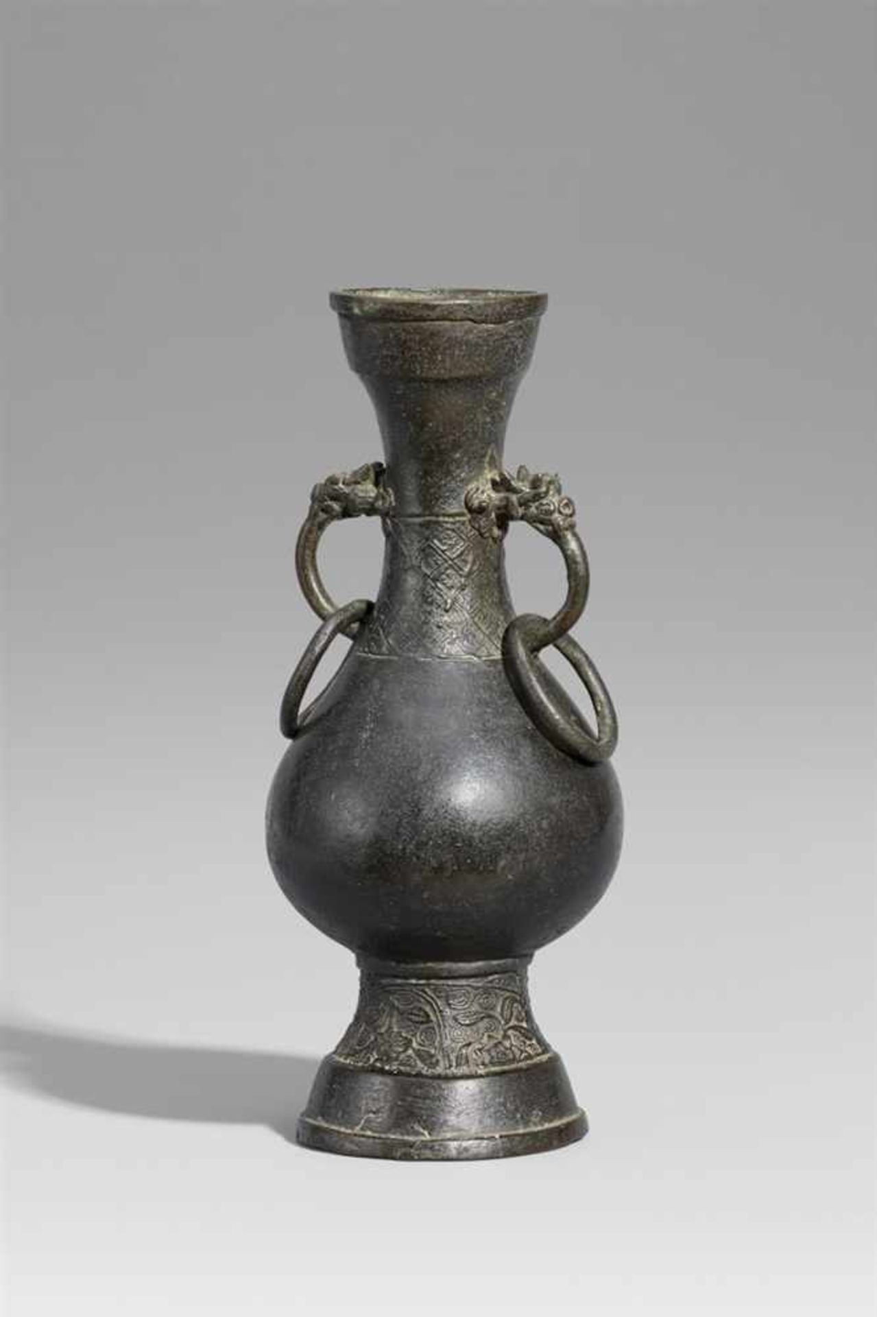 Birnförmige Vase. Bronze. Yuan-Zeit Mit zwei Drachenkopfhenkeln und beweglichen Ringen. In