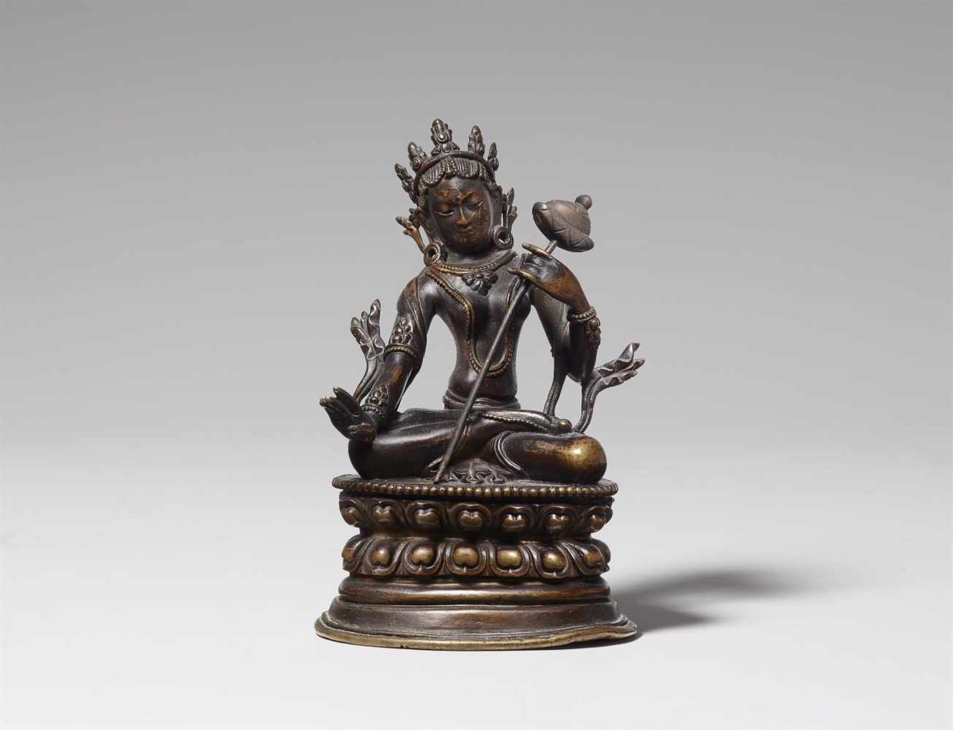 Sitatapatra. Bronze. Tibet. Pala-Revival-Stil, 18./19. Jh. Gekleidet und geschmückt wie eine Königin