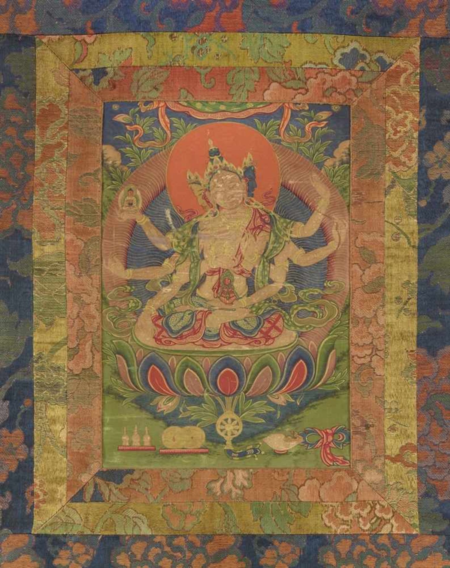 Thangka der Ushnishavijaya. Tibet. 19. Jh. Die achtarmige Göttin mit den drei Gesichtern sitzt in