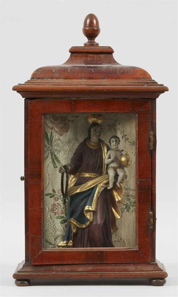 Madonna mit Kind in Nische Holz, geschnitzt, polychrom gefasst, die Figur der Madonna hinten