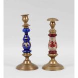 Zwei böhmische Leuchter Klarglas, transluzider, blauer Überfang sowie Rotbeize, partiell mattiert,