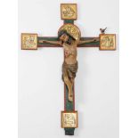 Kruzifix Holz, polychrom gefasst, Ergänzung der Arme, Hände, Schienbeine, Füße und des Kreuzes sowie