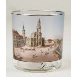 Vedutenglas Klarglas, Emaildekor. In einer rechteckigen Kartusche die Ansicht der Dresdner Hofkirche