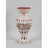 Große Vase im Biedermeier-Stil Klarglas mit opalem Überfang und Schnitt, polychromer Emaildekor,