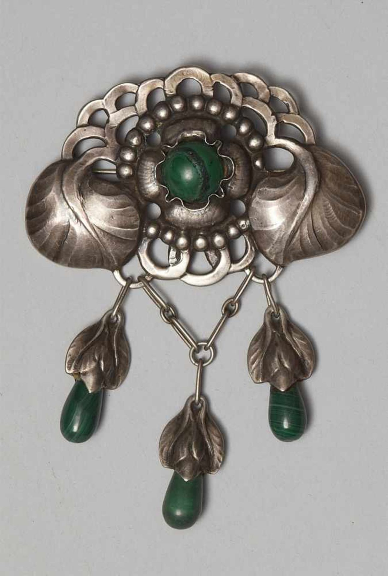 Jugendstil-Brosche Silber, Malachit. Beigegeben kleine Brosche mit Ahornfrucht. Rückseitig