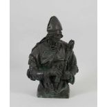 Halbfiguren-Büste eines Bischofs Bronze, grün patiniert. Signiert und gestempelt. H 41 cm.