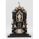 Miniaturaltar Silber, ebonisiertes Holz. Rückseitig gravierte Datierungen. Das Silber zaponiert.