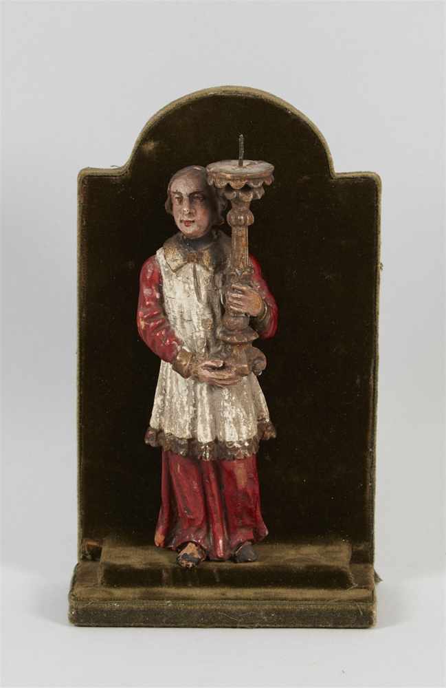 Figur eines Ministranten als Kerzenhalter Holz, vollrund geschnitzt, polychrom gefasst mit minimalem