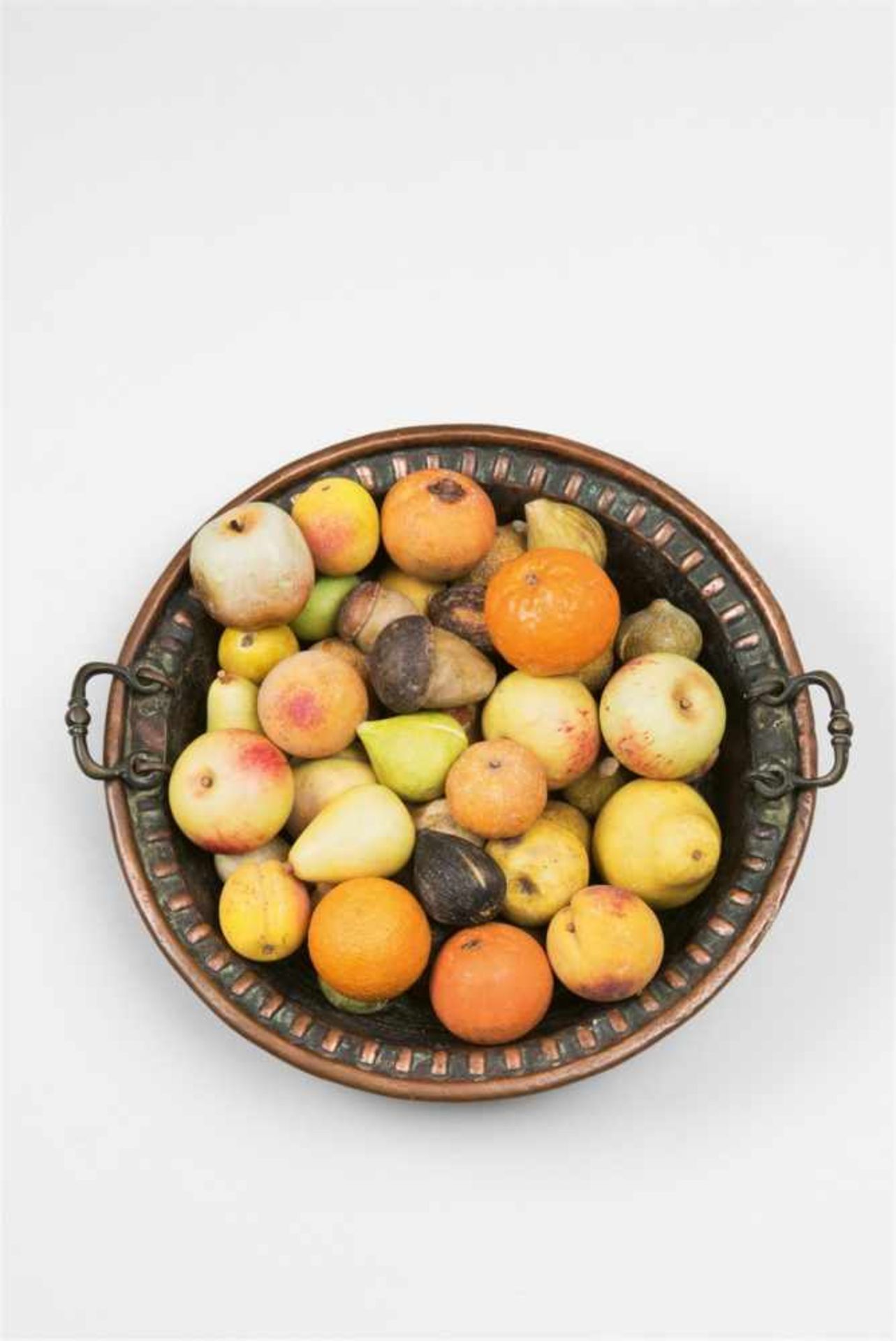 Schüssel mit Obst und PilzenKupfer, Bronzehenkel, gefärbter Marmor, Alabaster und farbig glasierte