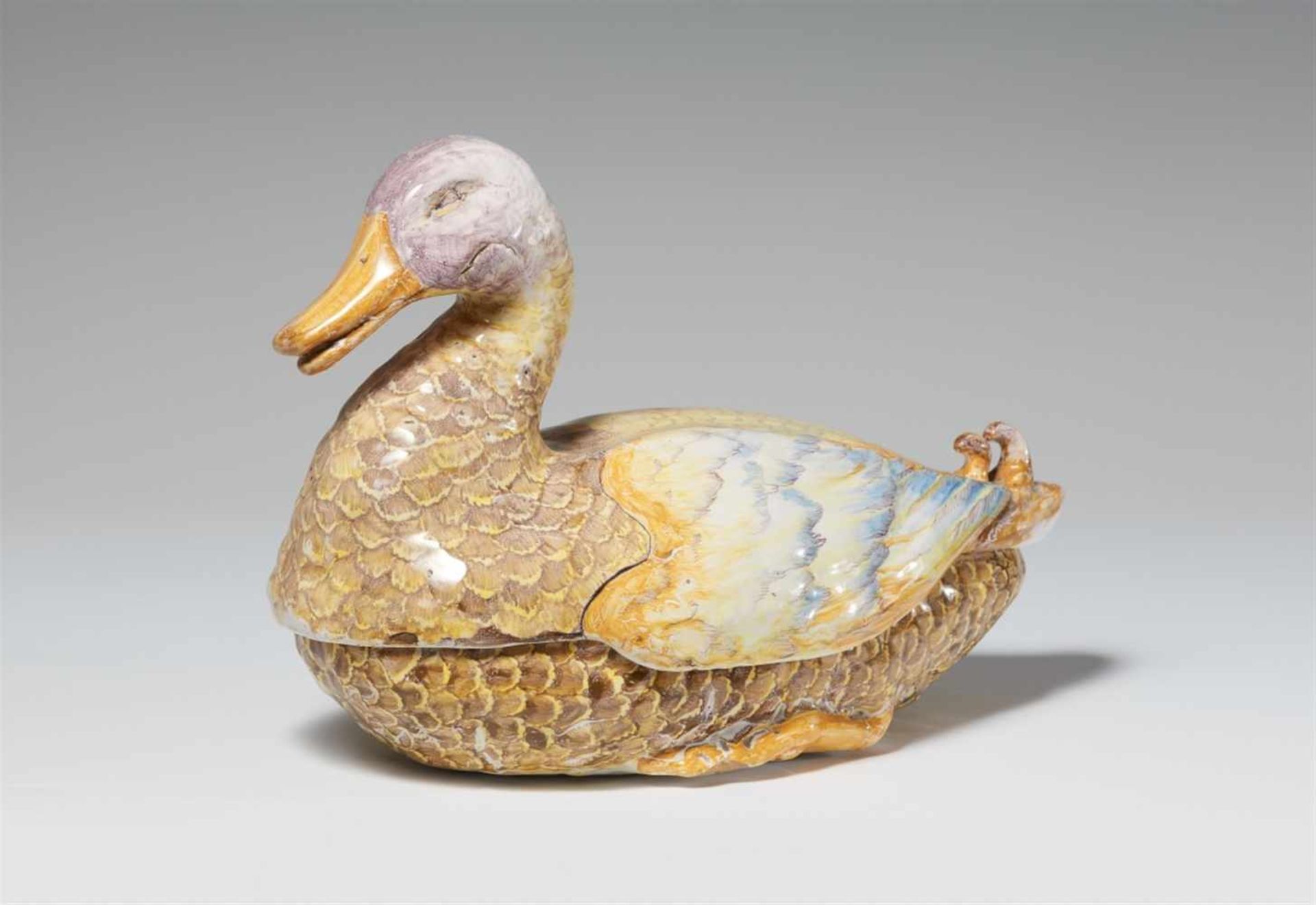 Ente als TerrineFayence, polychromer Scharffeuerdekor. Plastische hockende Ente, naturalistisch