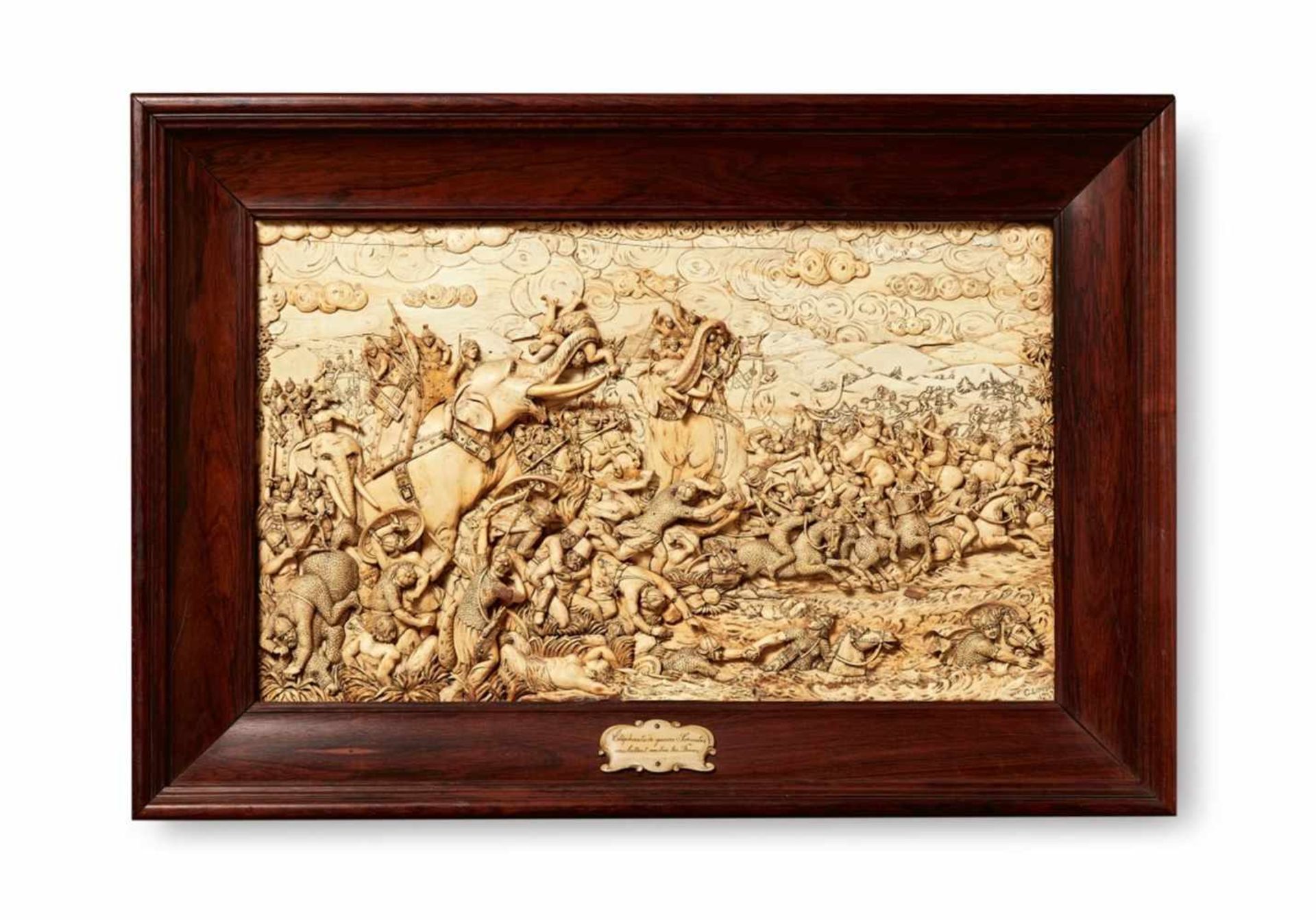 Elfenbeinrelief “Elephants de guerre”Geschnittene Elfenbeinplatten, montiert auf Holz, in breitem