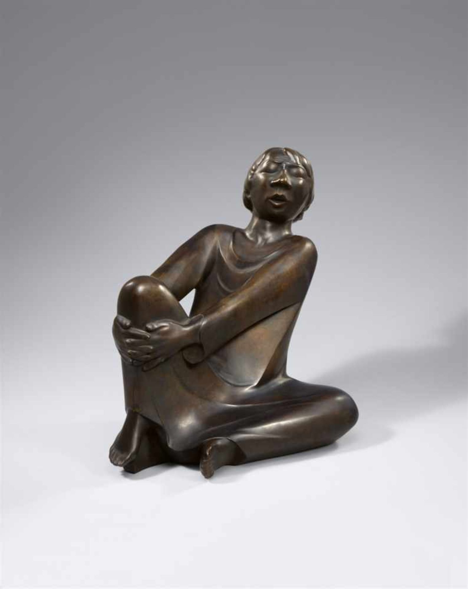 Ernst BarlachDer singende MannBronze. Höhe 49,3 cm. Rückseitig auf dem Sockelstück unter dem rechten - Bild 2 aus 3