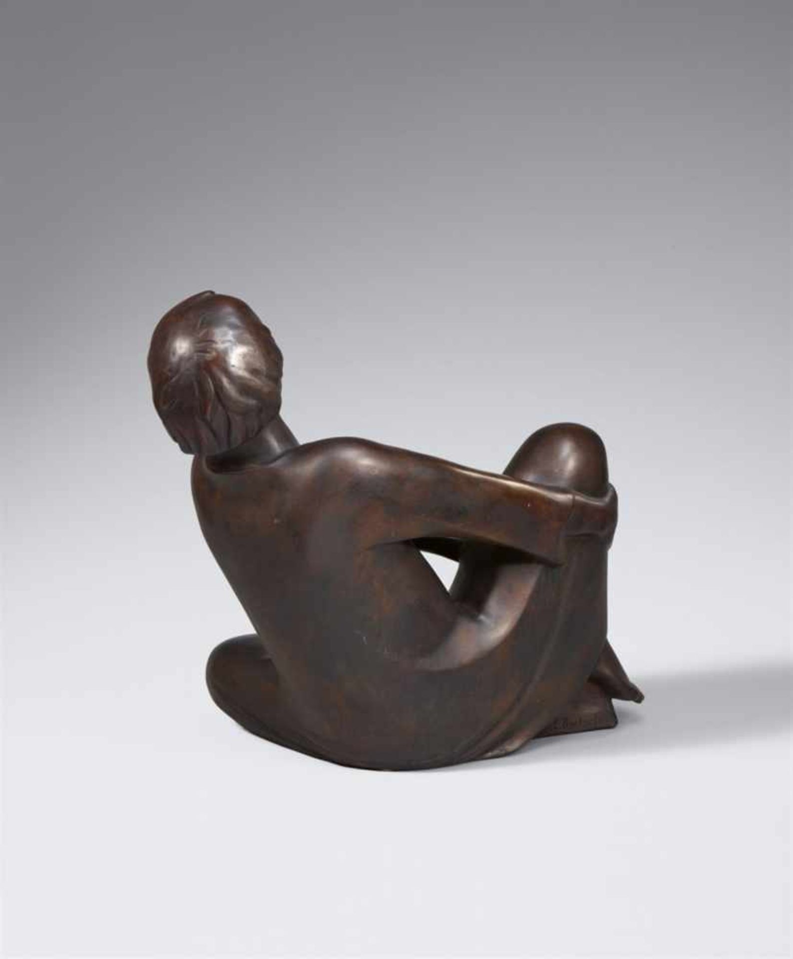 Ernst BarlachDer singende MannBronze. Höhe 49,3 cm. Rückseitig auf dem Sockelstück unter dem rechten - Bild 3 aus 3