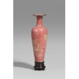 Peachbloom Guanyin-Vase. Kangxi-Periode (1662-1722)Sechszeichenmarke Kangxi und aus der ZeitVase von