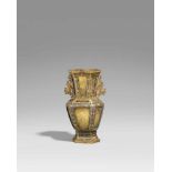 Sechseckige kaiserliche Vase. Email cloisonné und vergoldetes Kupfer. 18. Jh.Am Boden gravierte