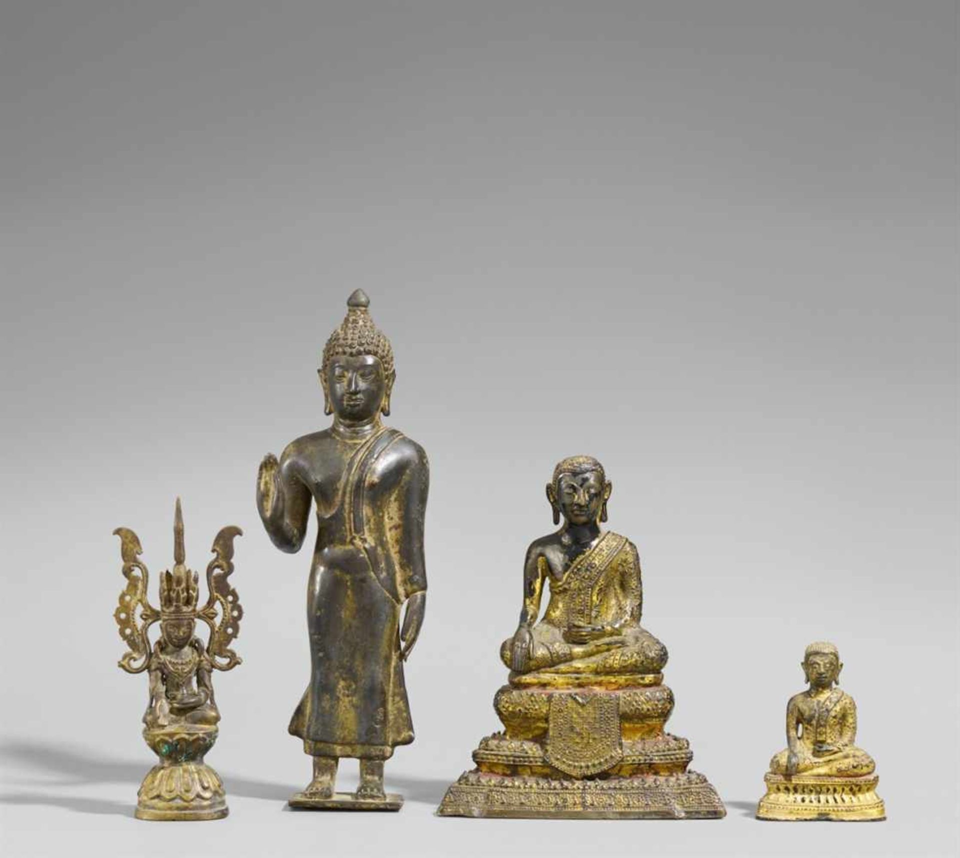 Vier Figuren. Bronze. Südostasiena) Jambhupati-Buddha auf sanduhrförmigem Sockel. Birma. 19. Jh.