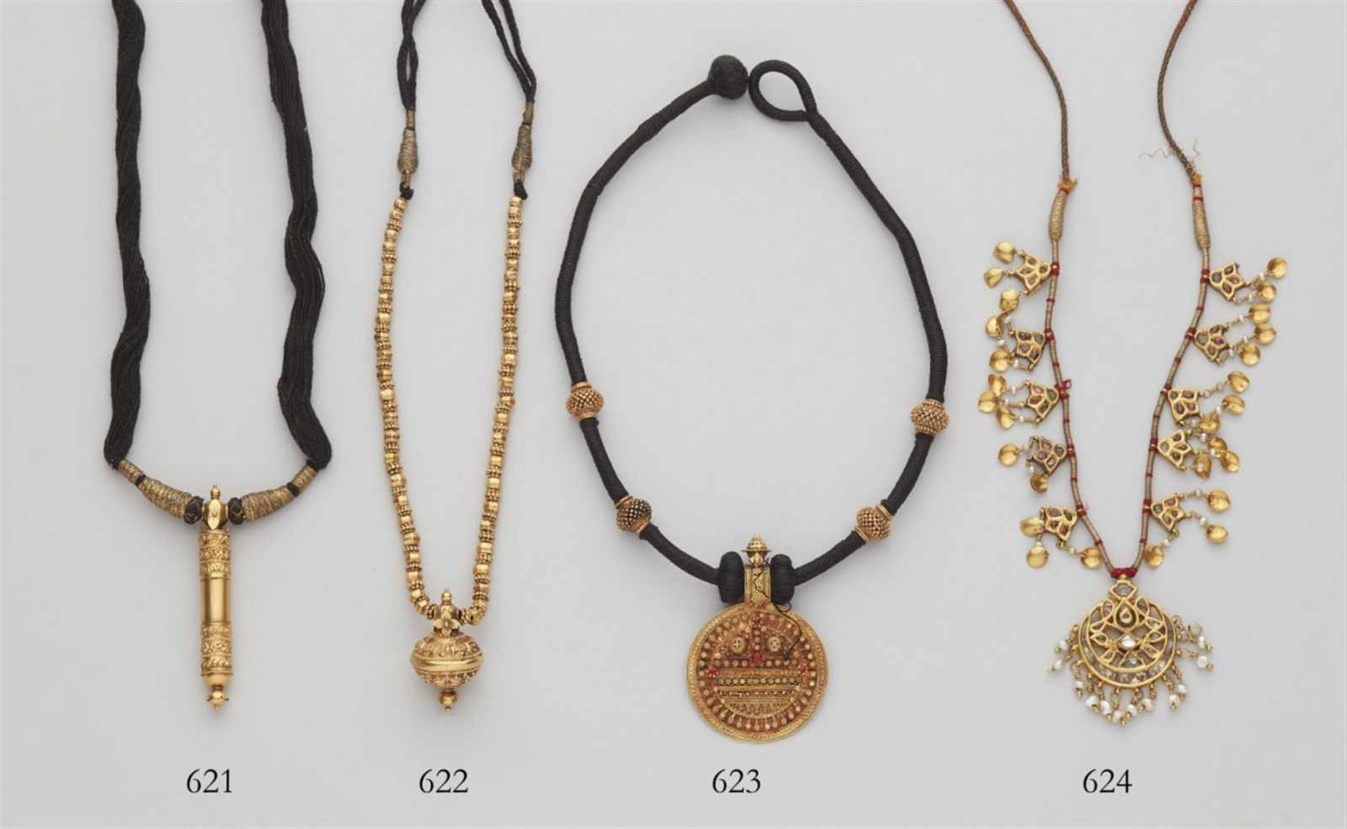 Halskette. Gold, Draht und Baumwolle. SüdindienMit einem kugelig-profilierten Anhänger (kuchcham)