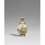 Satsuma-Vase. Ca. 1860/70Am Boden in Eisenrot sign.: ShunpôMit zwei Dämonenkopfhenkeln auf der