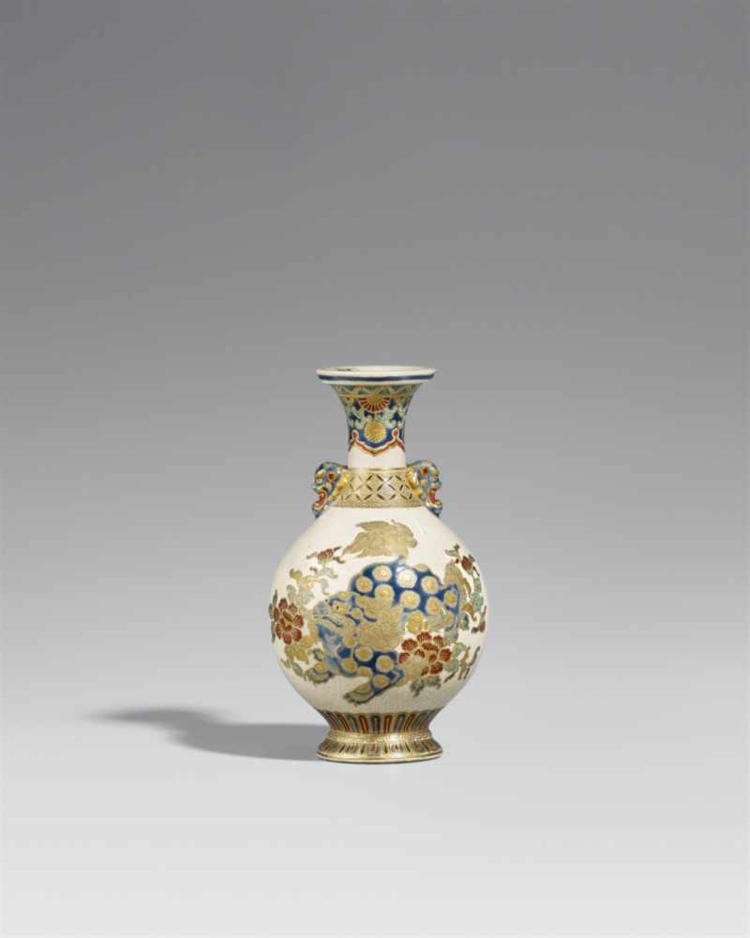 Satsuma-Vase. Ca. 1860/70Am Boden in Eisenrot sign.: ShunpôMit zwei Dämonenkopfhenkeln auf der