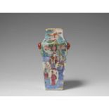 Famille rose-Vierkantvase. 19. Jh.Vierkantige Vase mit eingezogenem Hals, dekoriert in den Farben