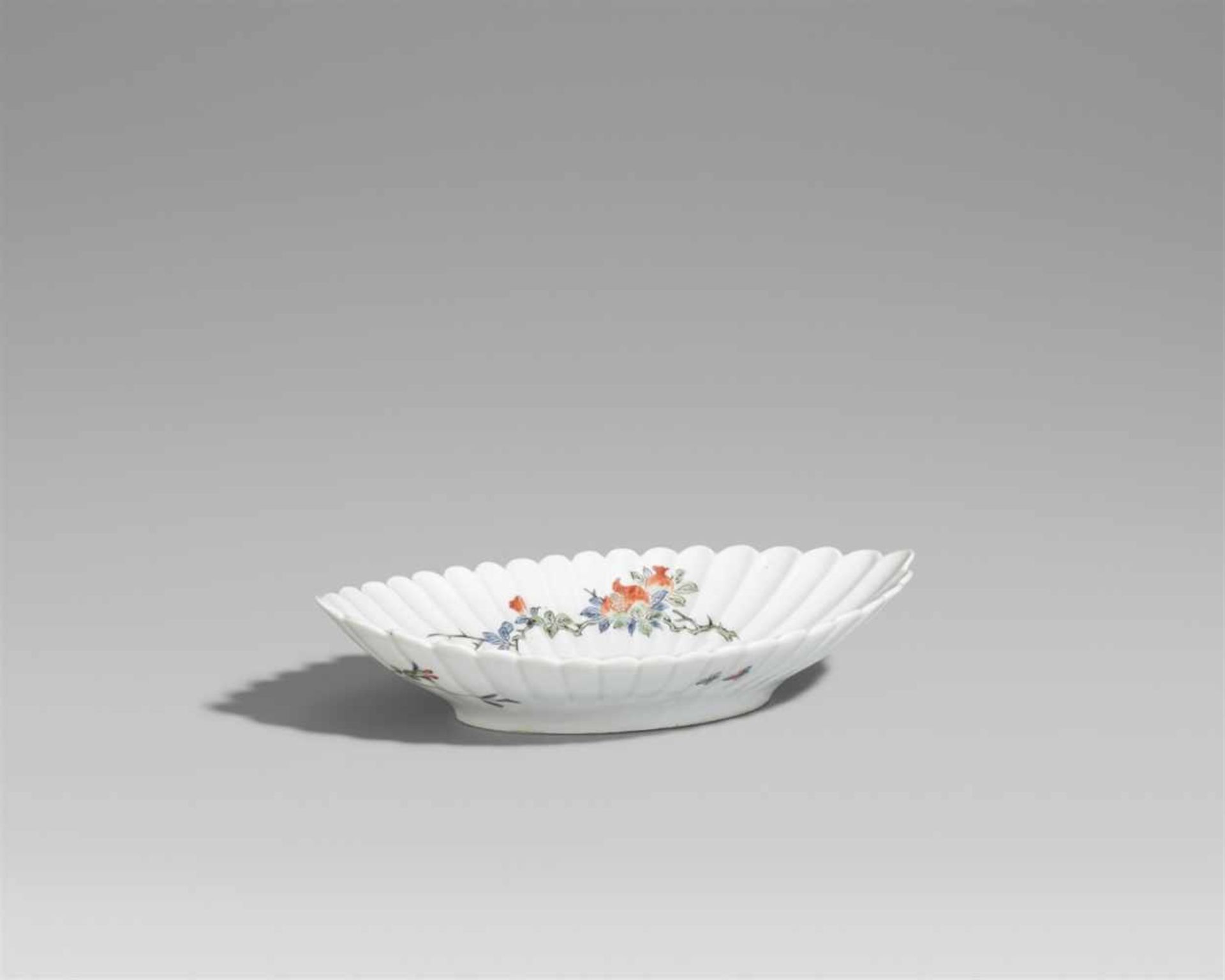 Elliptische Kakiemon-Schale. Arita. 18./19. Jh.Mit schräger, blütenförmig geriffelter Wandung. In