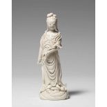 Blanc de Chine-Figur einer Guanyin. Qing-Zeit (1644-1911)Stehende Guanyin, ganz bedeckt mit einer