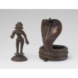 Zwei Figuren. Bronze. Wohl 19. Jh.a) Weibliche Figur, wahrscheinlich Radha, bis auf Ketten