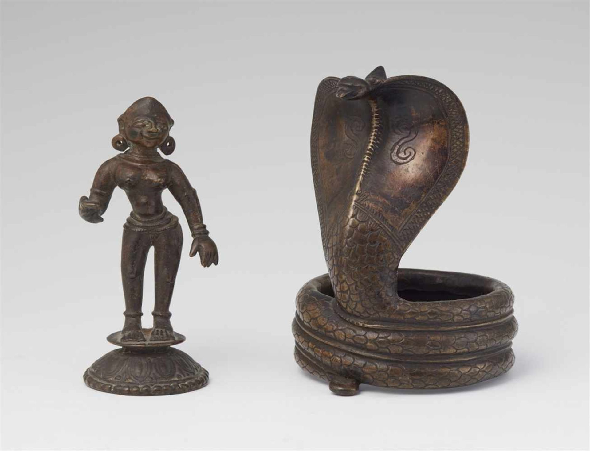 Zwei Figuren. Bronze. Wohl 19. Jh.a) Weibliche Figur, wahrscheinlich Radha, bis auf Ketten