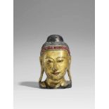 Kopf eines Buddha. Holz, vergoldete Lackfassung und Glassteine. Birma, Mandalay. 20. Jh.Länglicher