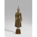 Große Figur eines Buddha. Bronze. Thailand, im Ayutthaya-Stil. 16./17. Jh.Breitschultrig stehend,