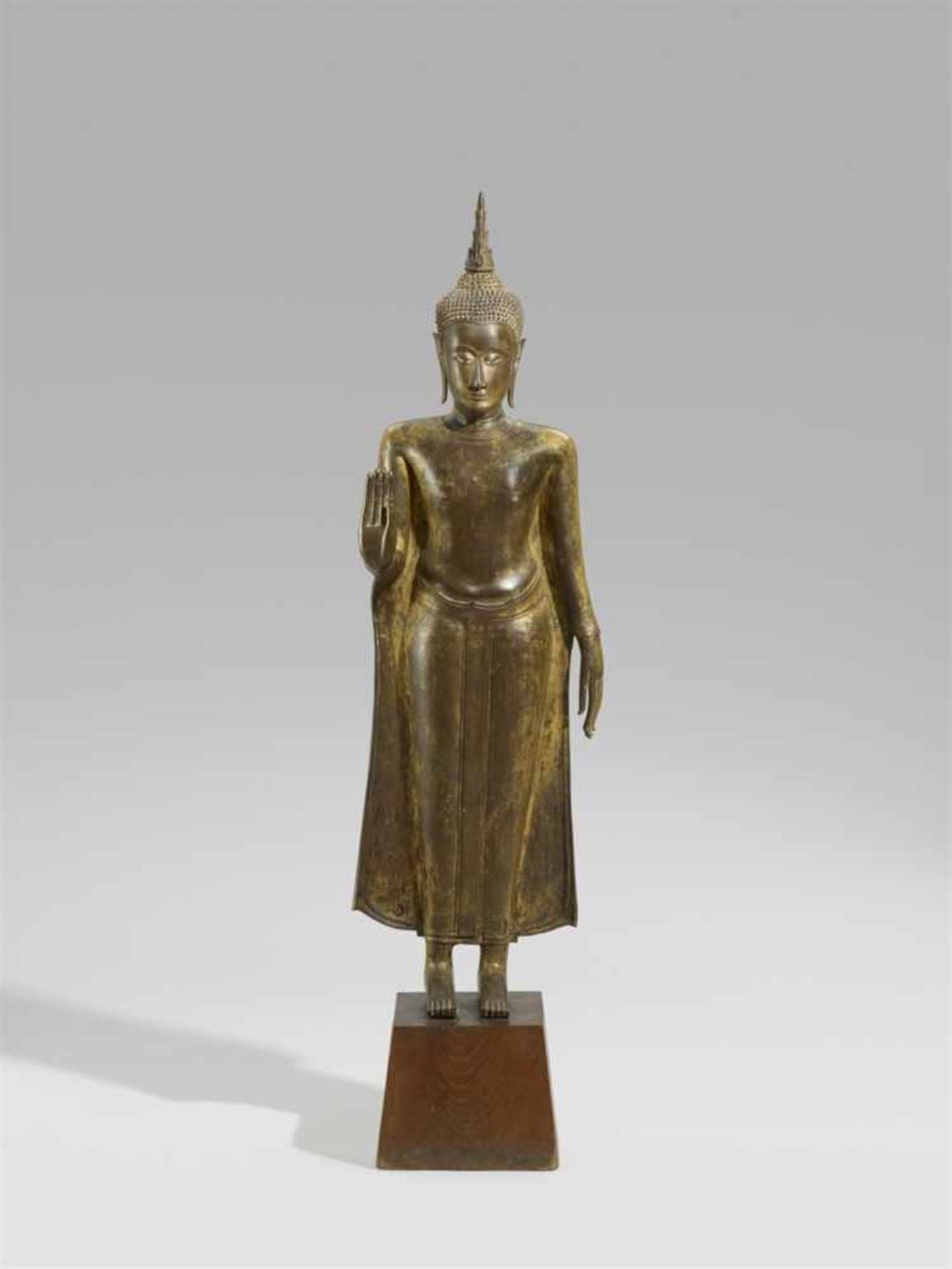 Große Figur eines Buddha. Bronze. Thailand, im Ayutthaya-Stil. 16./17. Jh.Breitschultrig stehend,