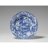 Blau-weißer Kraak-Teller. Kangxi-Periode (1662-1722)Tiefer Teller mit schräger Fahne, dekoriert in