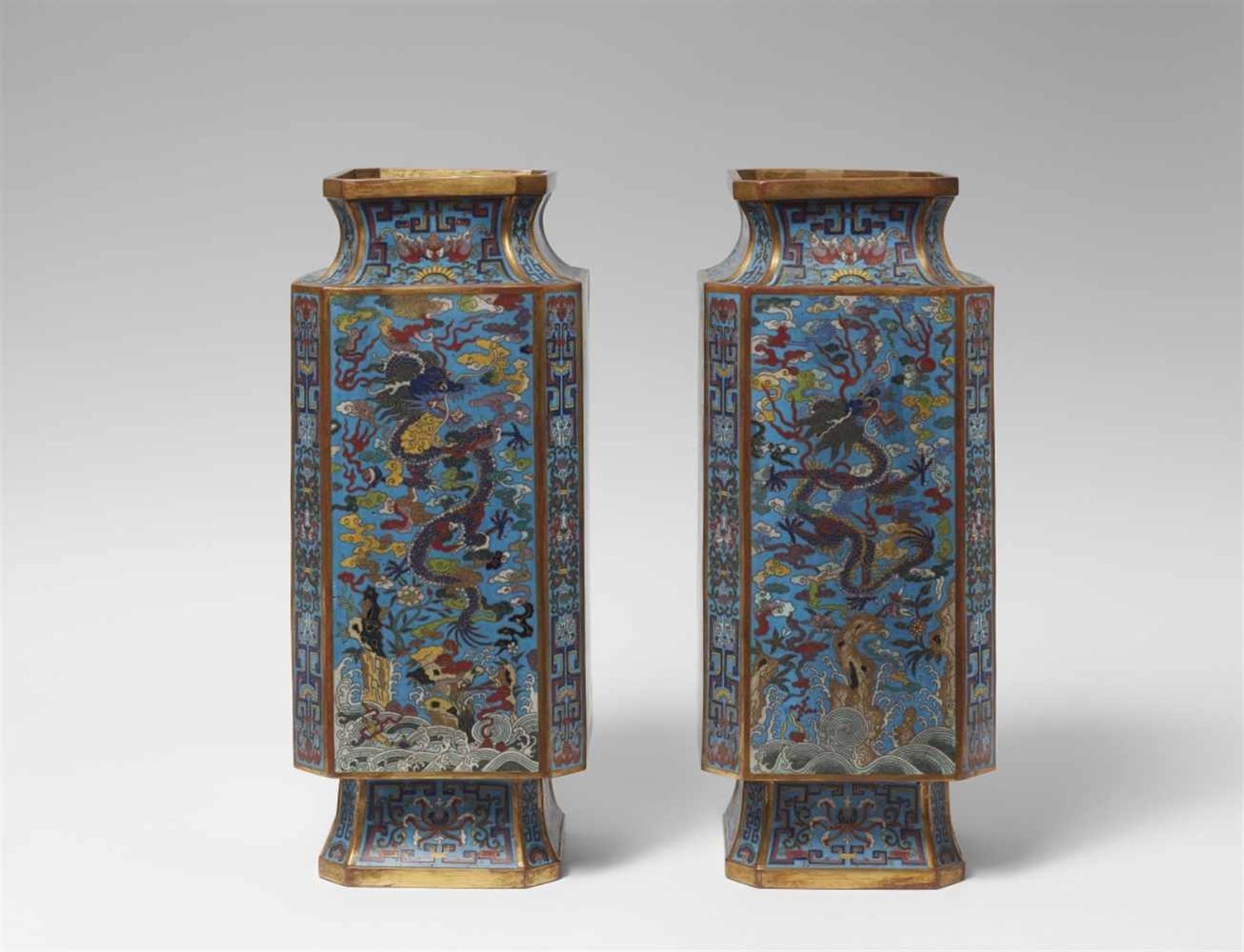 Paar große vierkantige Vasen. Email cloisonné. Kopie nach einem Vorbild der Ming-ZeitAuf