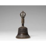 Glocke (ghanta). Bronze und Glockenmetall. TibetDer Glockenkörper geschmückt mit zwei vajra-