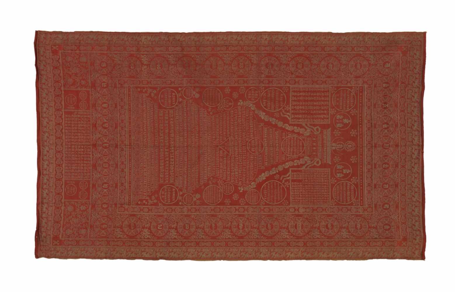 Totendecke. Roter Seidenbrokat. Um 1900Im Mittelfeld in gelben, wie golden wirkenden Fäden eingewebt