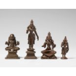 Vier Figuren von Gottheiten. Bronze. Südindien. 17./19. Jh.a) Gottheit mit Gebetskette und yoni