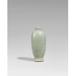 Seladon-Vase. Longquan. 15./16. Jh.Schlanke Vase mit runder Schulter und zylindrischem Hals,