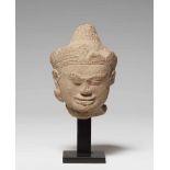 Kleiner Kopf einer Gottheit. Stein. Kambodscha. Wohl 12. Jh.Mandelförmige Augen und aufgeworfene