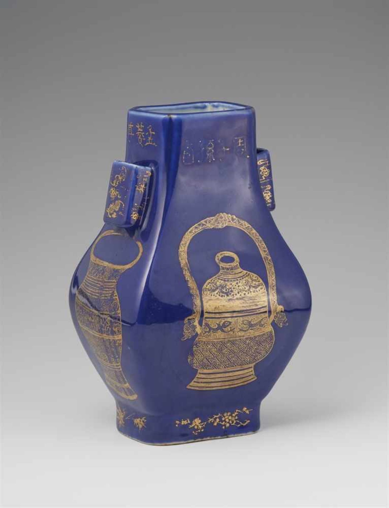 Blau glasierte hu-Vase mit Goddekor. 19./20. Jh.Hu-förmige Vase, auf den vier Seiten dekoriert in