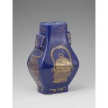 Blau glasierte hu-Vase mit Goddekor. 19./20. Jh.Hu-förmige Vase, auf den vier Seiten dekoriert in