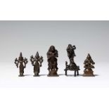 Fünf kleine Figuren. Bronze. Meist Südindien. 19./20. Jh.a) Stehender Vishnu, vierarmig. b) Ähnliche