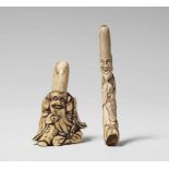 Zwei ungewöhnliche Netsuke. Hirschhorn. 19. Jh.a) Sehr großer sitzender Fukurokuju mit Stab,