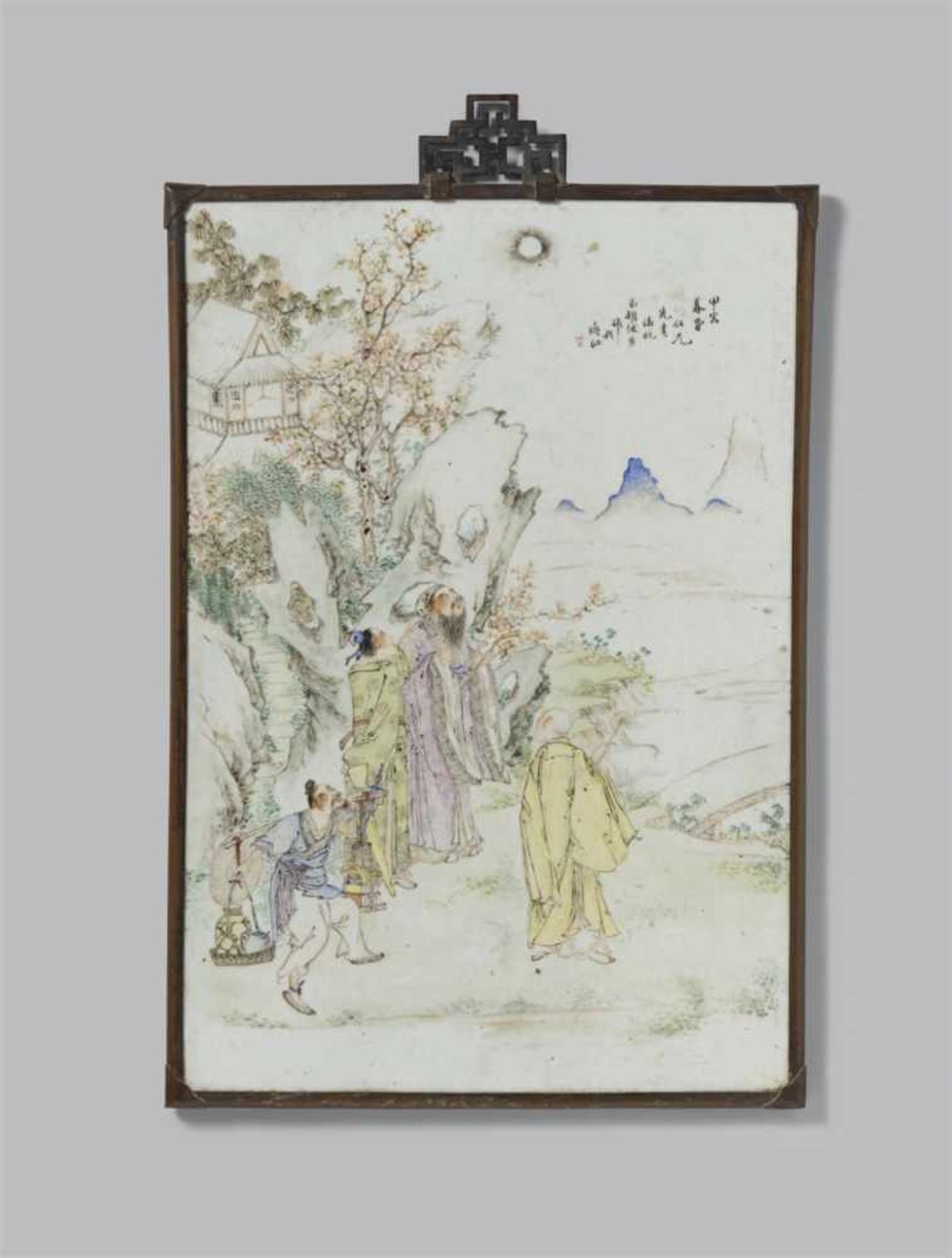 Porzellanplatte in Holzrahmen. Späte Qing-Zeit (1644-1911)Hochrechteckige Platte, dekoriert in